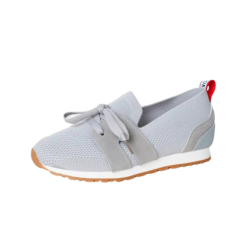 Emily – Ademende sneakers met vetersluiting en ronde neus Velani