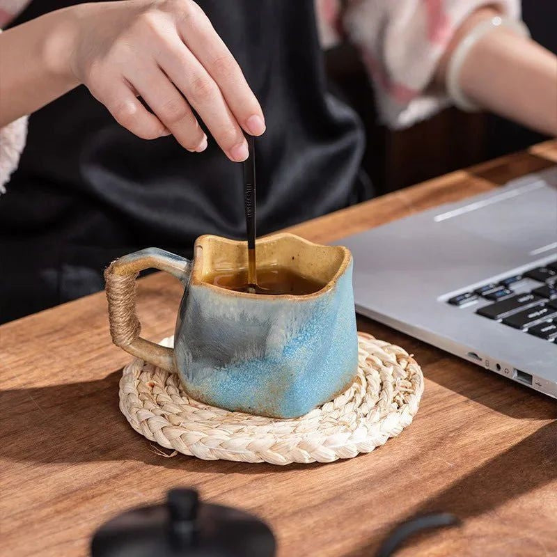 BrewEase – Koffiemok met Touwhandgreep Ontwerp Velani
