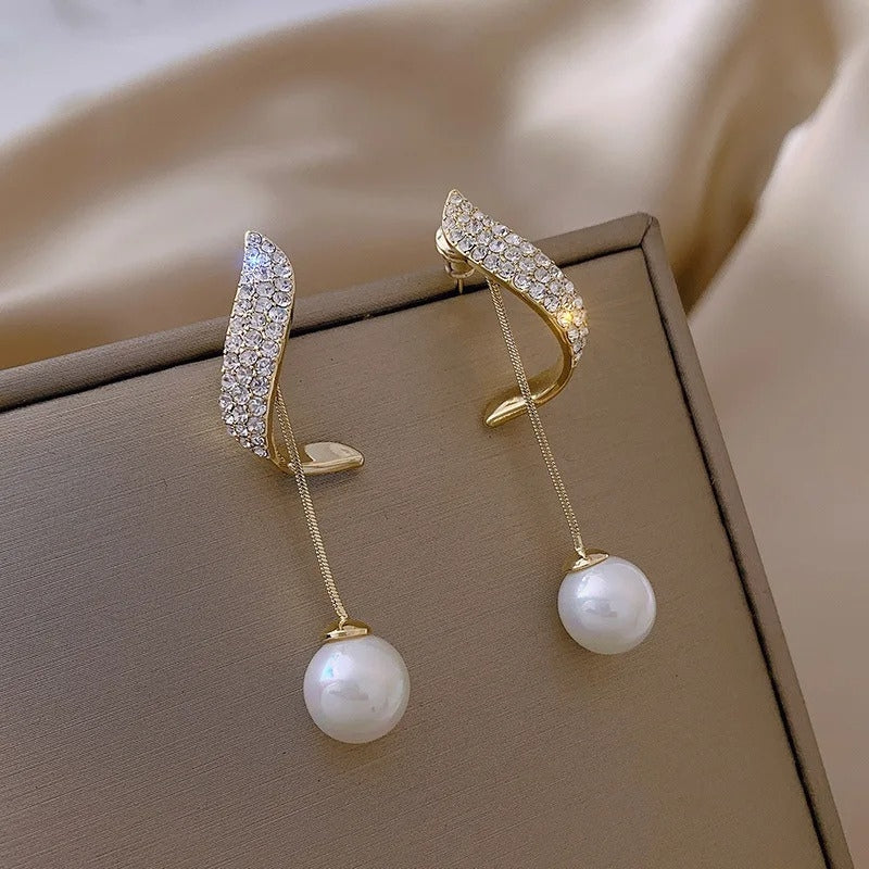 Lily – Curved Earrings with Dangling Pearl