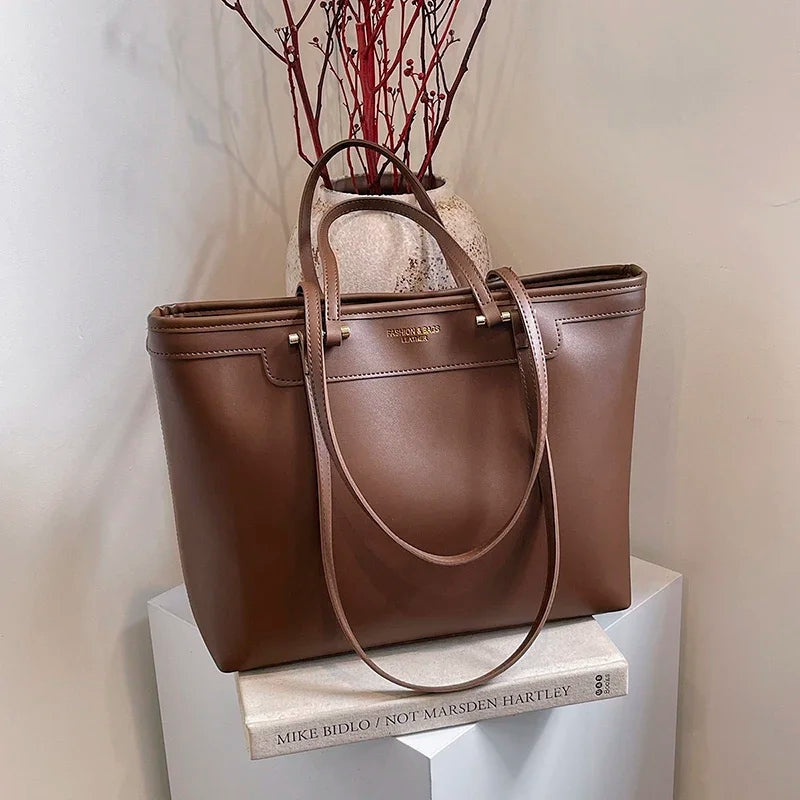 Saphira – Schoudertas met Grote Inhoud en Brede Riemen Velani