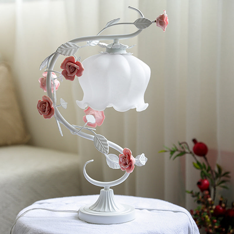 RoseLume – Table lamp with a delicate rose design