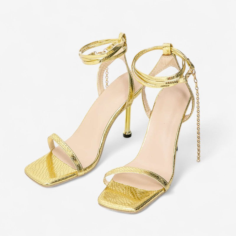 Ava – Blokhakken met Kettingband en Puntneus Velani