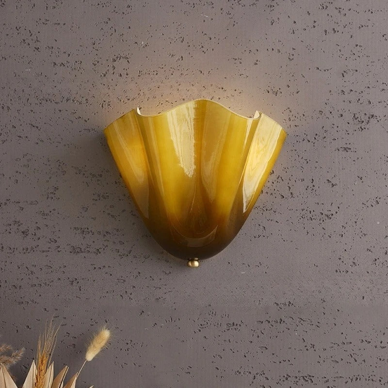 LumaBloom – LED wall lamp with petal design