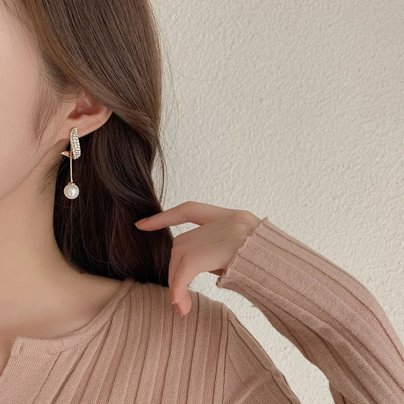 Lily – Curved Earrings with Dangling Pearl