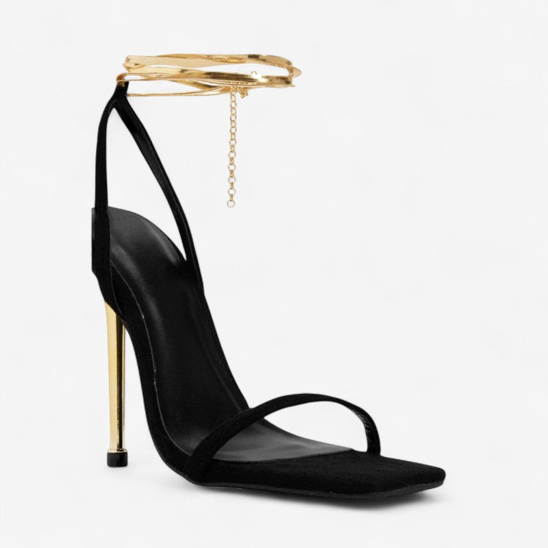 Ava – Blokhakken met Kettingband en Puntneus Velani