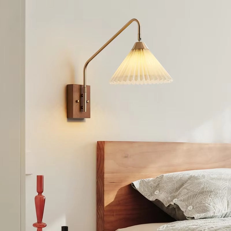 LumaShade – Gedraaide Wandlamp met Parapluvormige Kap Velani