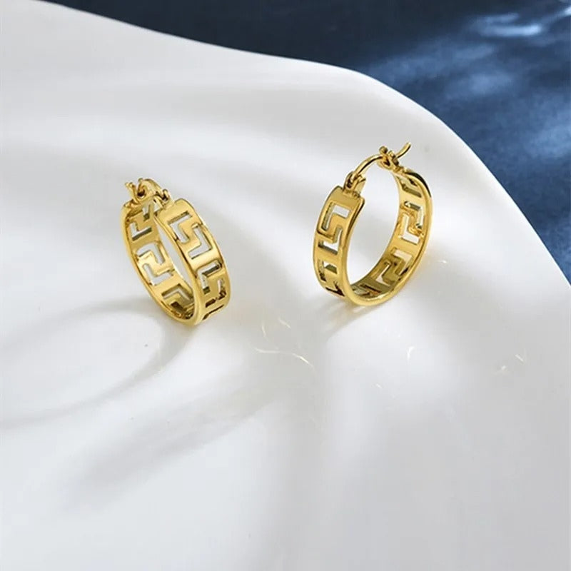 Mia – Round Earrings with Adjustable Hooks