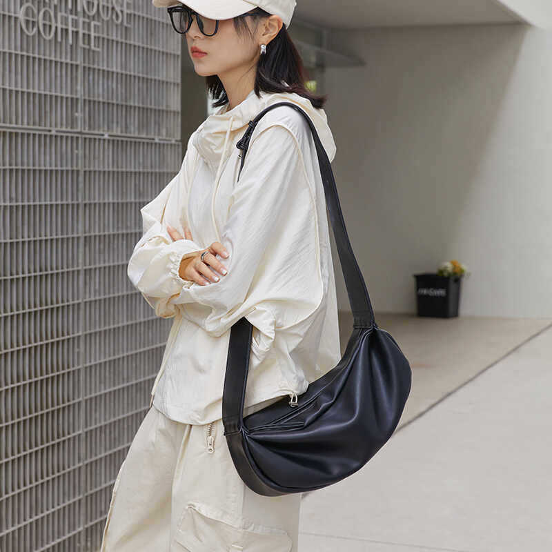 Arabella – Shoulder bag with zipper closure & adjustable strap