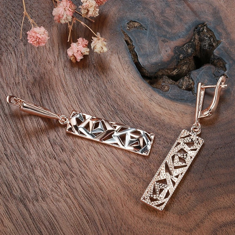 Ella – Earrings with Irregular Hollow Design