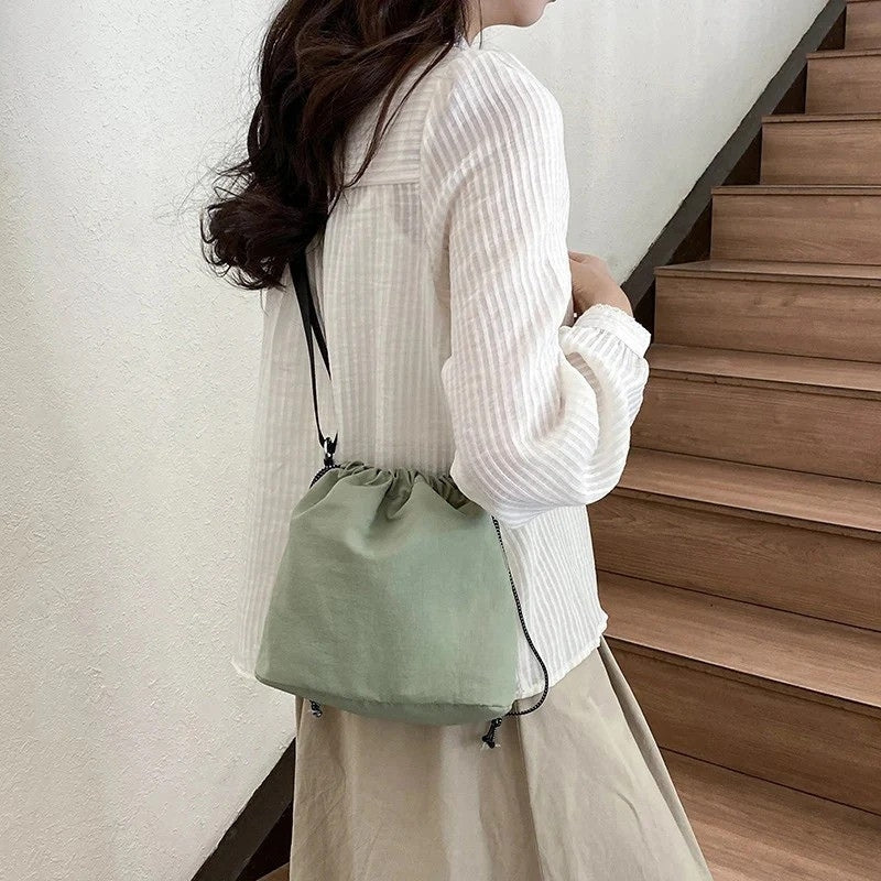 Roxane – Grote Drawstring Bucket Bag met Verstelbare Band Velani