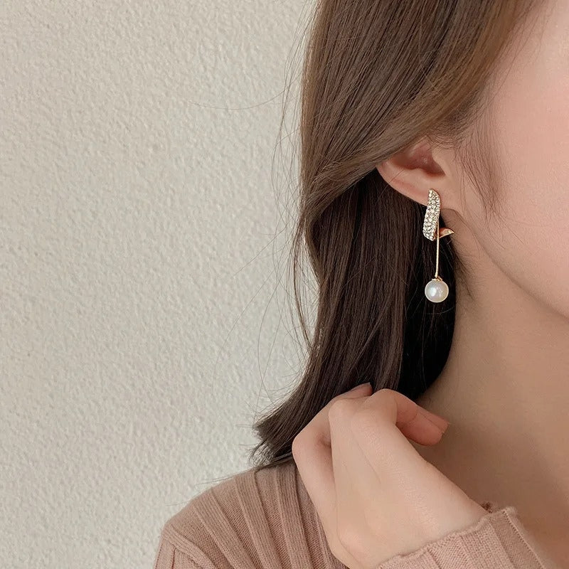 Lily – Curved Earrings with Dangling Pearl