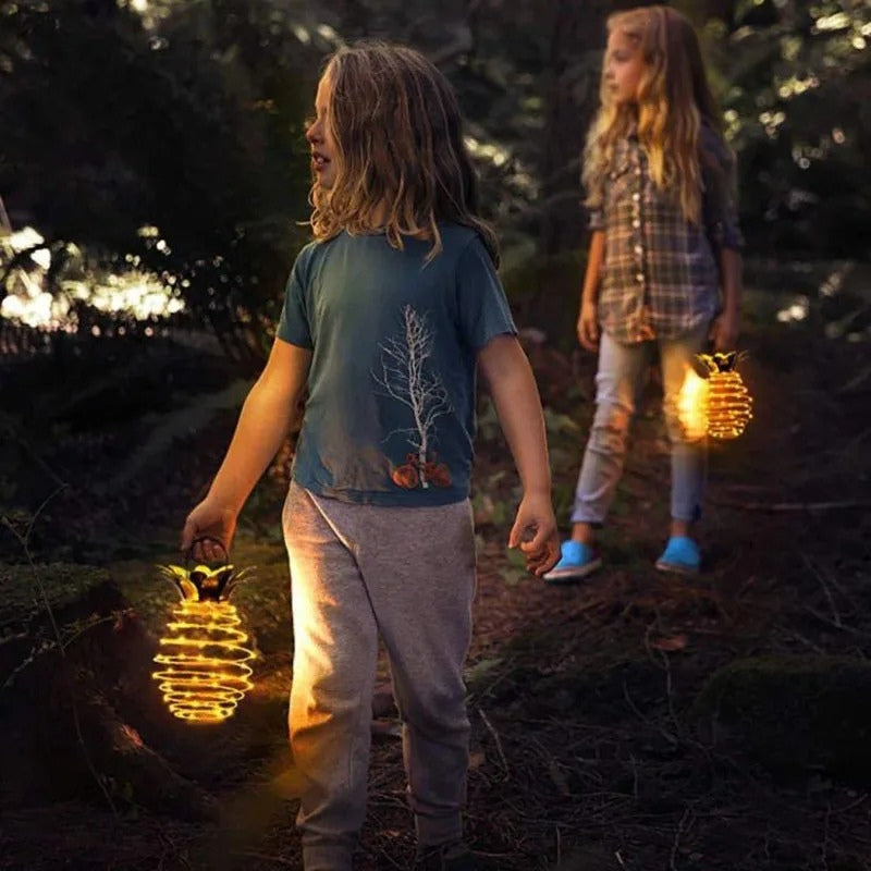 SolarPine – Decoratieve LED Lamp met Zonne-ananas Ontwerp Velani