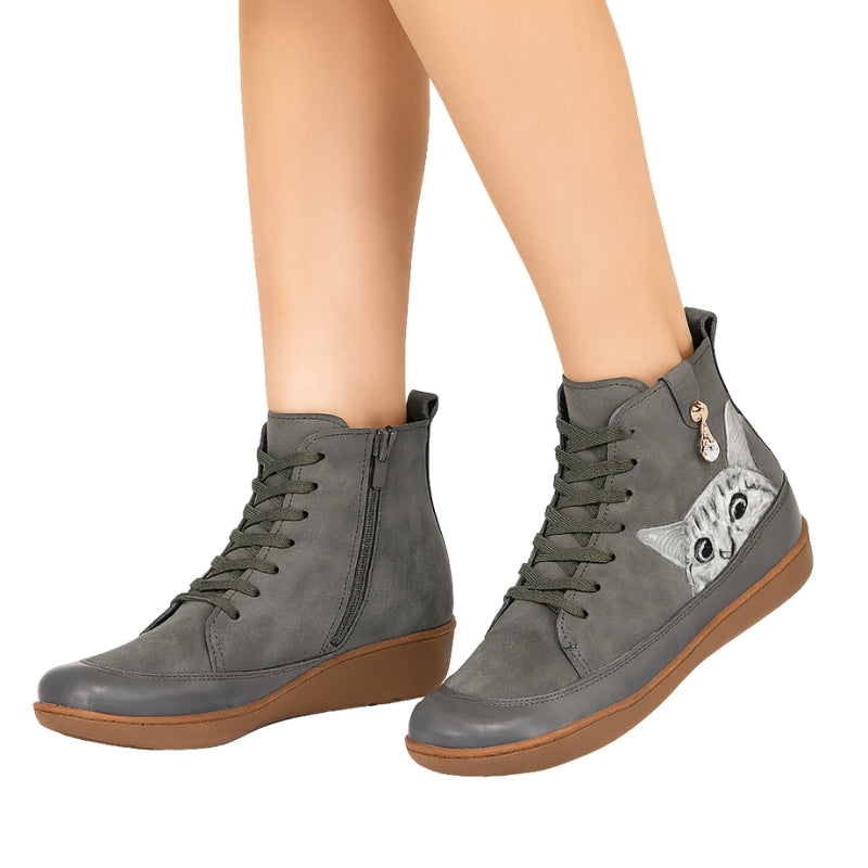 Hannah – Enkellaarsjes met Ronde Neus en Kat Motief Velani