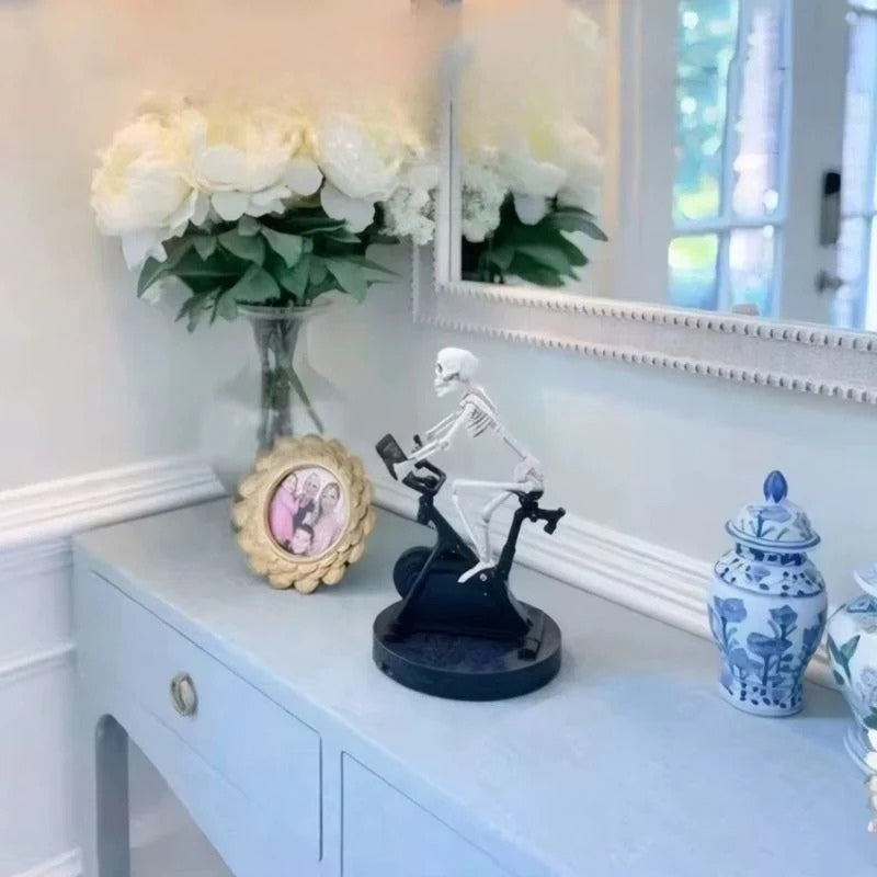 BoneRide – Decoratief Schedelfiets Beeldje voor Op Tafel of Plank Velani