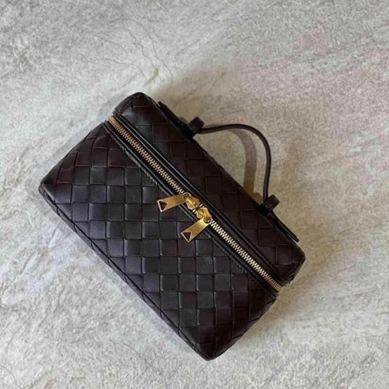 Jessica – Shoulder Bag with Adjustable Strap and Zip Closure