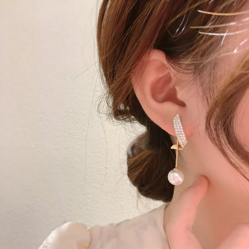 Lily – Curved Earrings with Dangling Pearl