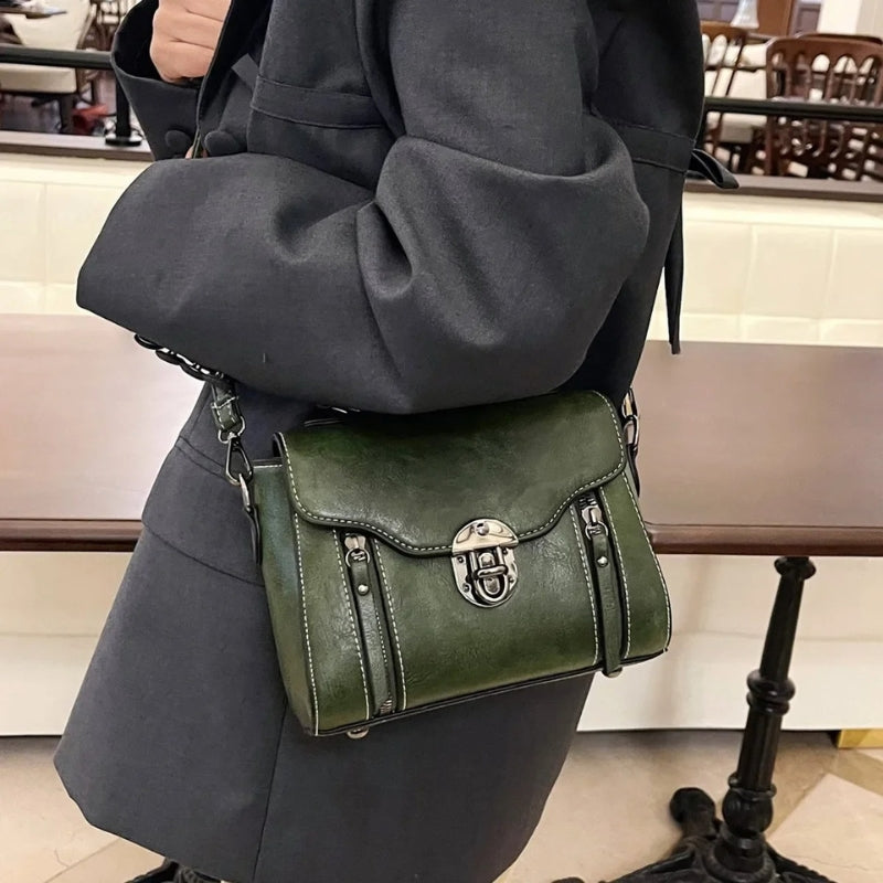 Clara – Shoulder Bag with Handle and Hasp Closure