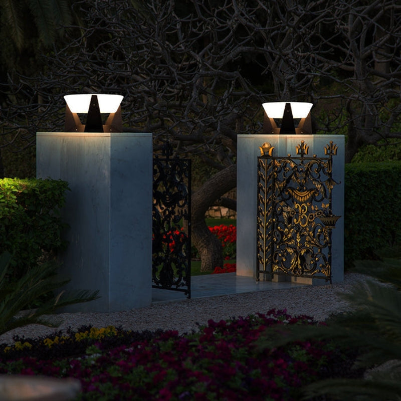 SolarGlow – LED Pilar Lamp met Zonne-energie en Driepoot Ontwerp Velani