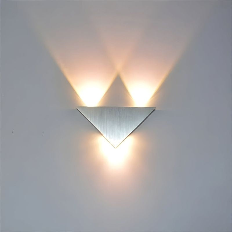 TriGlow – LED Wandlamp met Driehoek Ontwerp Velani