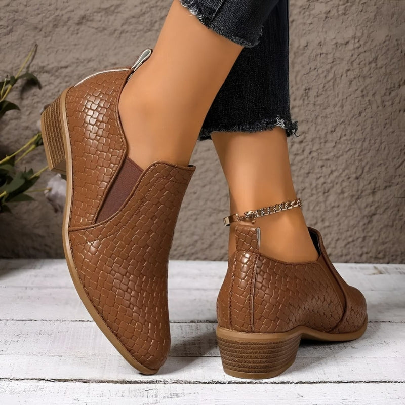 Luna – Round Toe Shoes with Zigzag Pattern