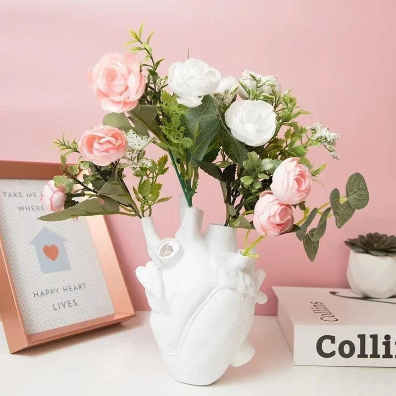 HeartBloom – Heart-shaped Sculpture Vase with Multi-Flower Holder