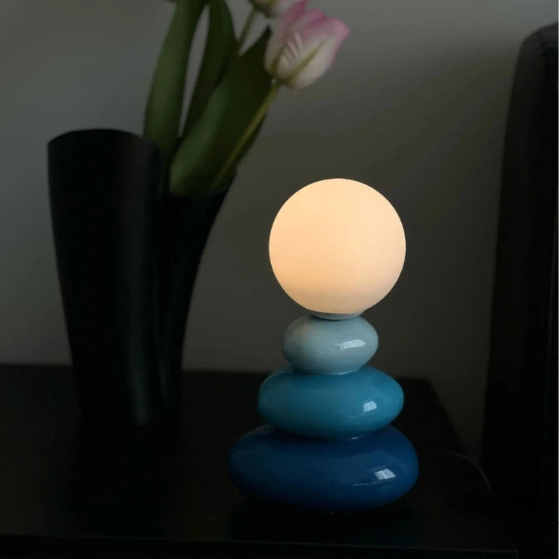 StoneGlow – LED Tafellamp met Ronde Lampenkop en Rotsstandaard Ontwerp Velani