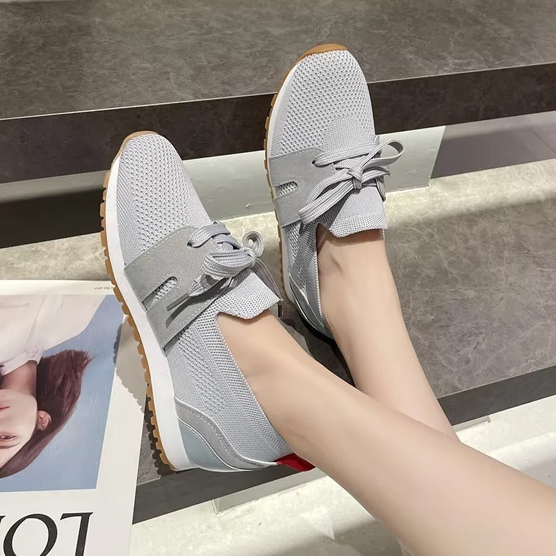 Emily – Ademende sneakers met vetersluiting en ronde neus Velani