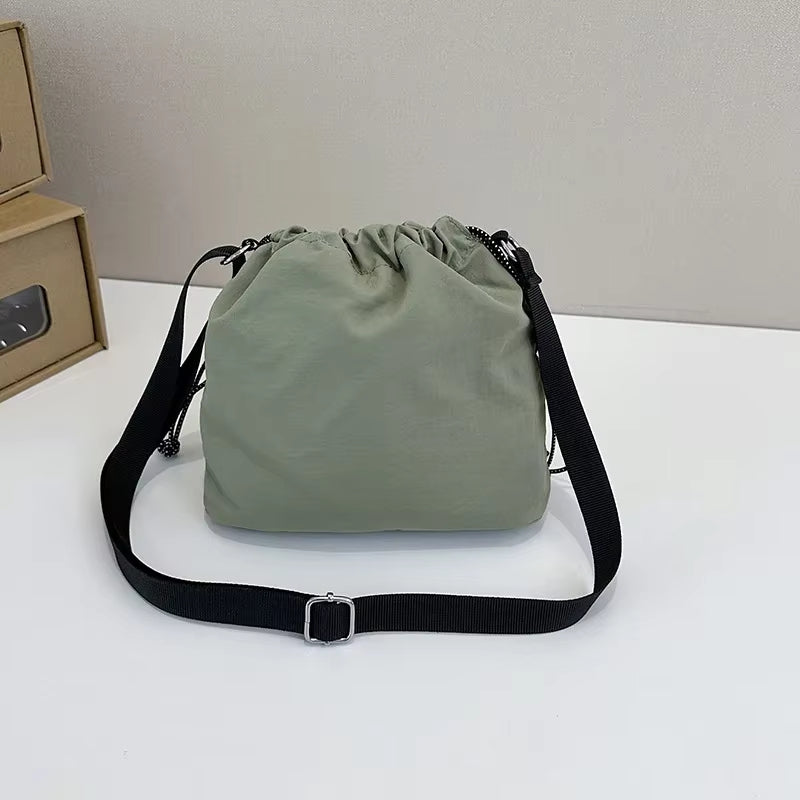 Roxane – Grote Drawstring Bucket Bag met Verstelbare Band Velani