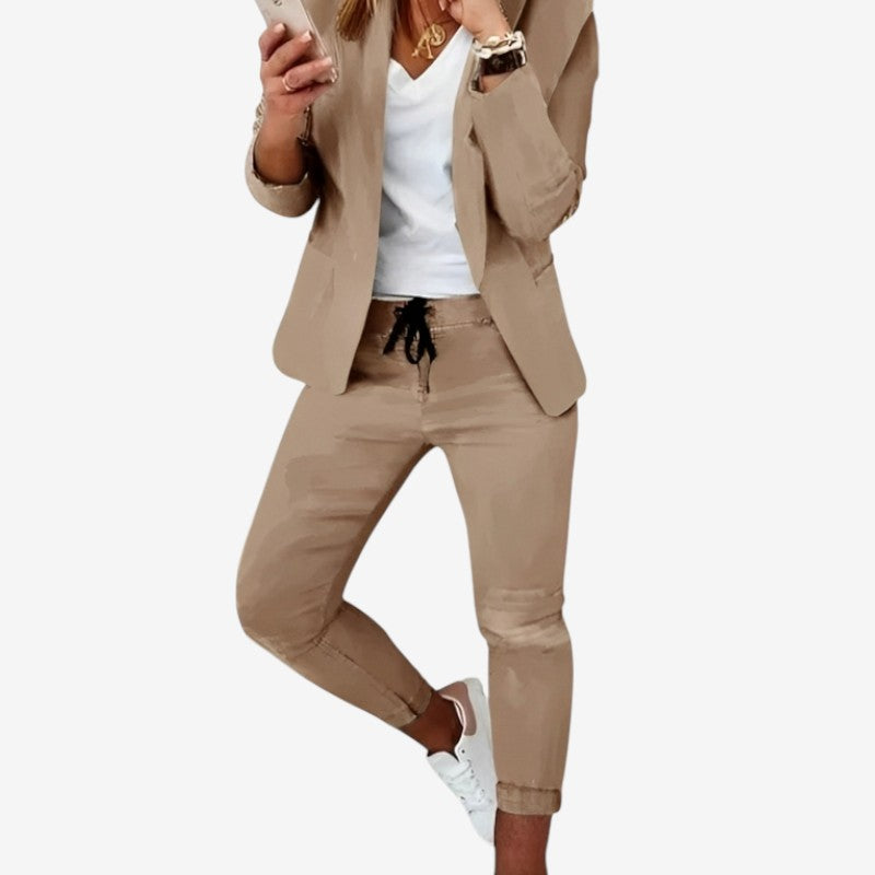 Camila – Pak met lange mouwen, blazer en broek met omgeslagen kraag Velani