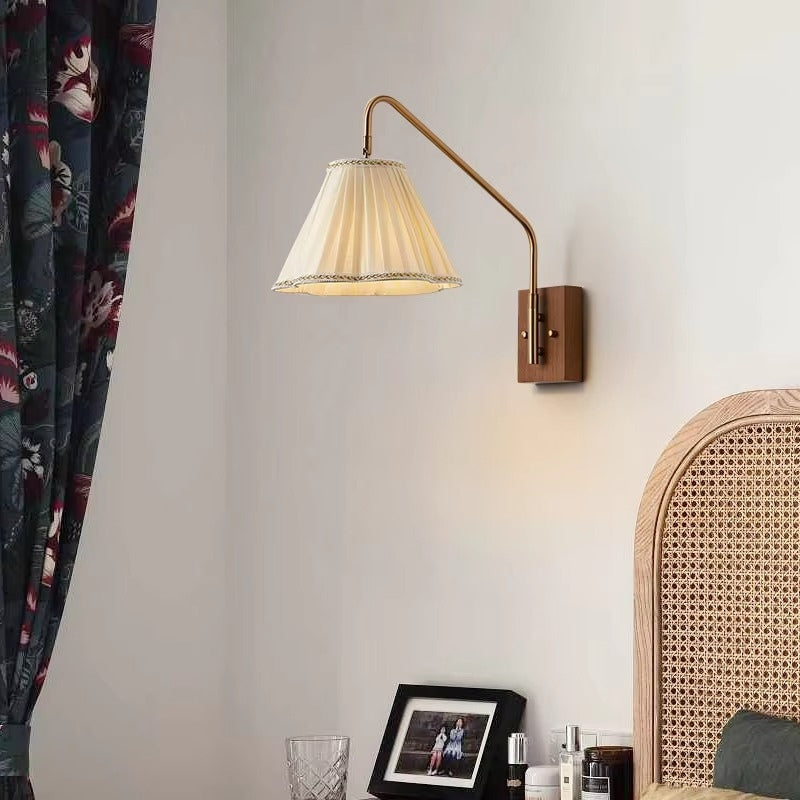 LumaShade – Gedraaide Wandlamp met Parapluvormige Kap Velani