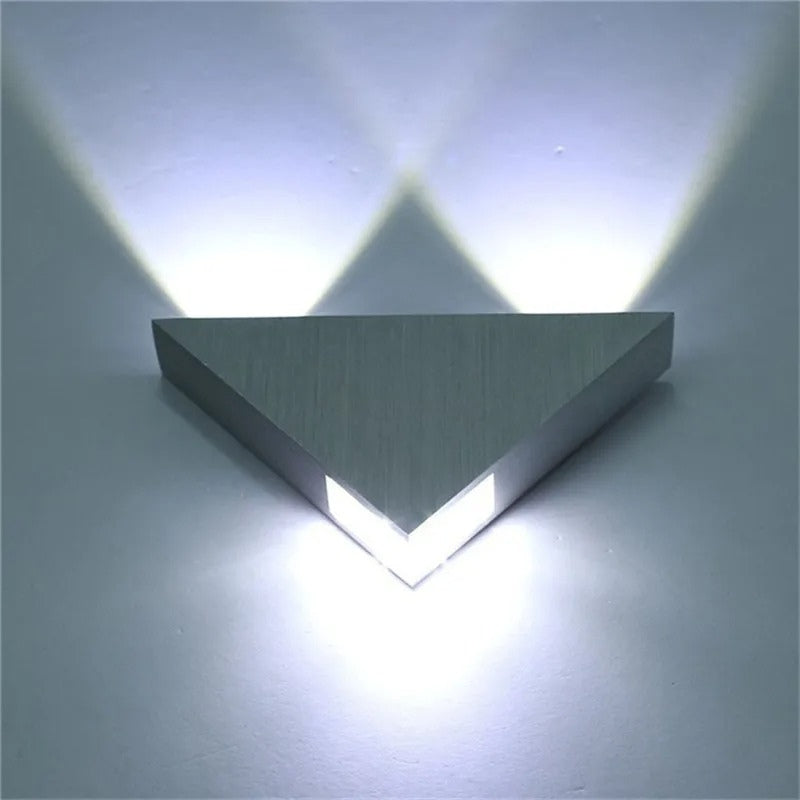 TriGlow – LED Wandlamp met Driehoek Ontwerp Velani