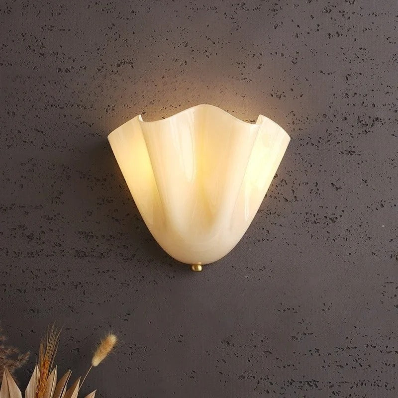 LumaBloom – LED wall lamp with petal design