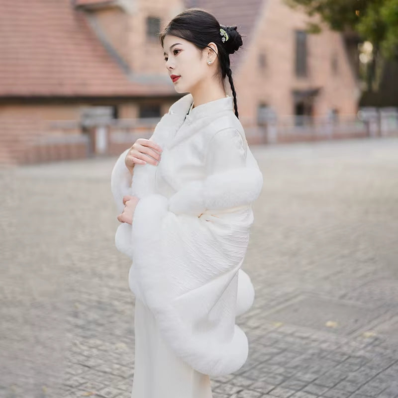 Ariana – Fluffy Poncho met Lange Mouwen en Koord Velani