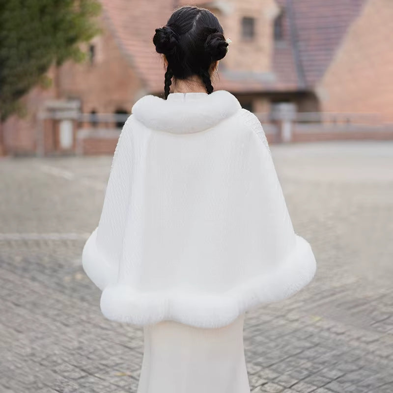 Ariana – Fluffy Poncho met Lange Mouwen en Koord Velani
