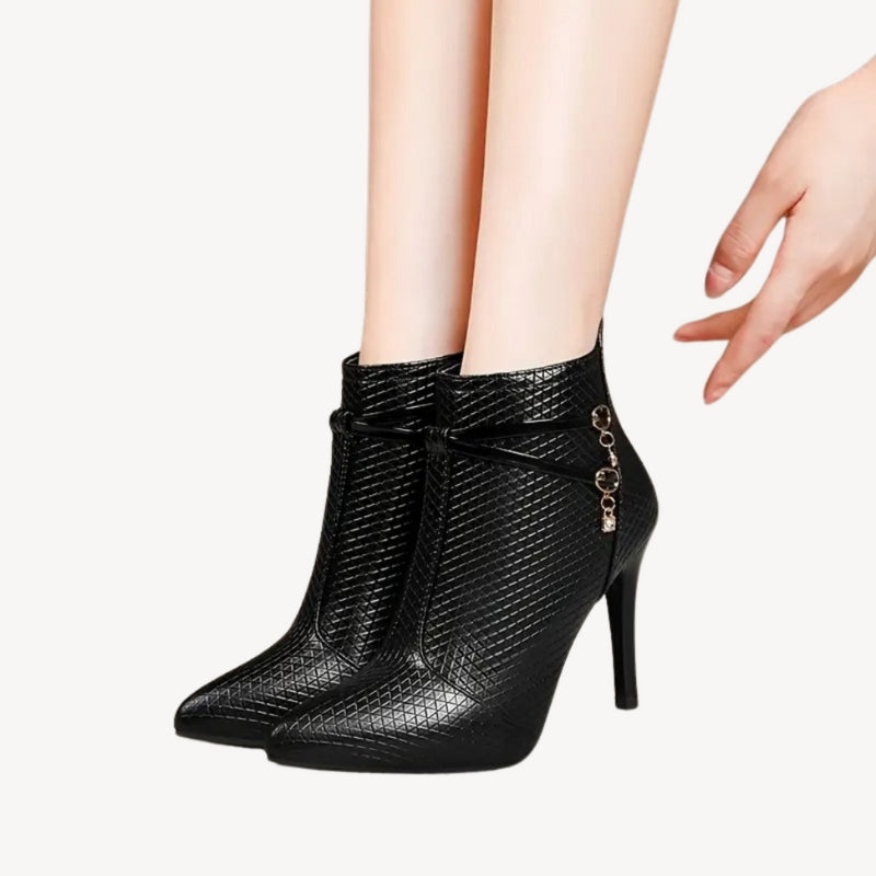 Nienke – Enkellaarzen met Hoge Hak en Puntige Neus Velani