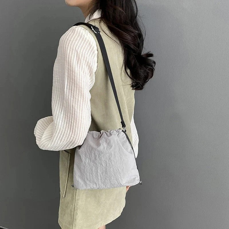 Roxane – Grote Drawstring Bucket Bag met Verstelbare Band Velani