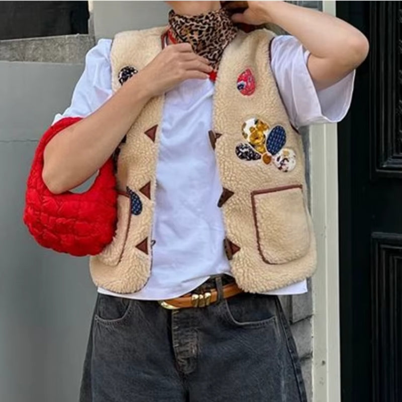 Lily – Sleeveless printed jacket with V neck and pockets