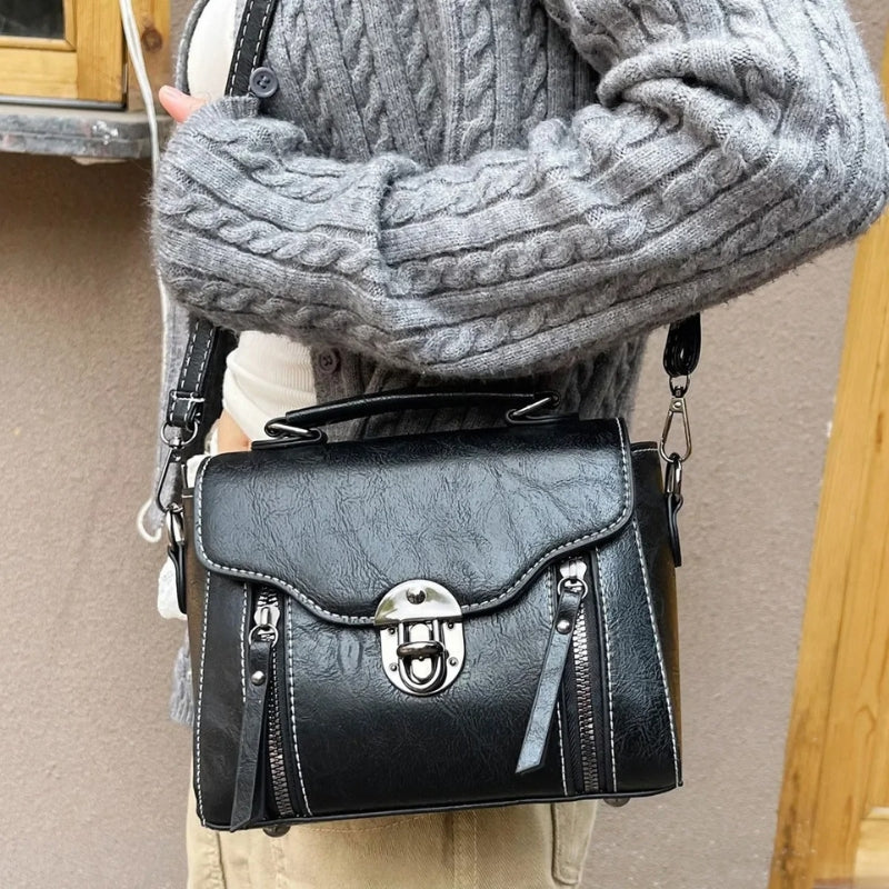 Clara – Shoulder Bag with Handle and Hasp Closure