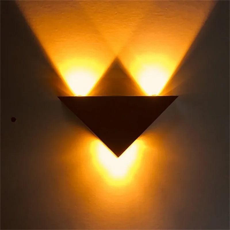 TriGlow – LED Wandlamp met Driehoek Ontwerp Velani