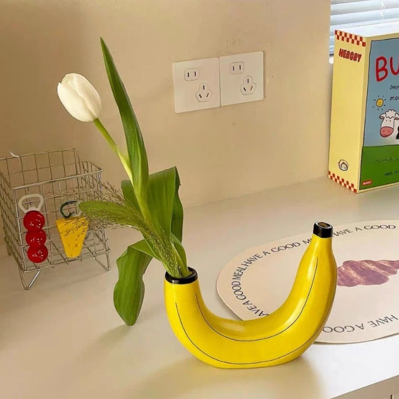 DecoCurve – Decorative Banana Vase with a Semicircular Design