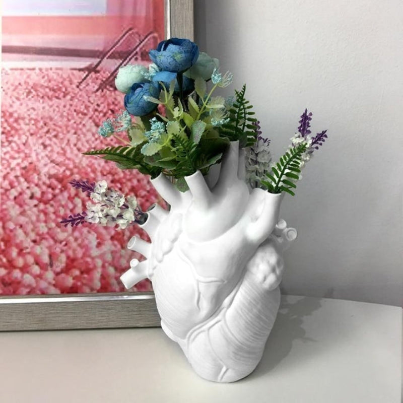 HeartBloom – Heart-shaped Sculpture Vase with Multi-Flower Holder