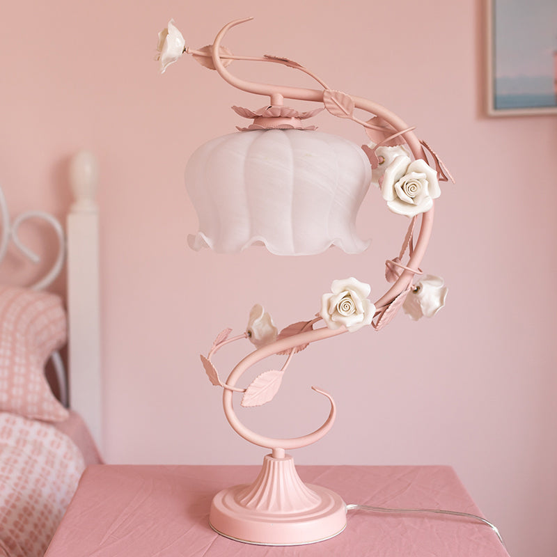 RoseLume – Table lamp with a delicate rose design
