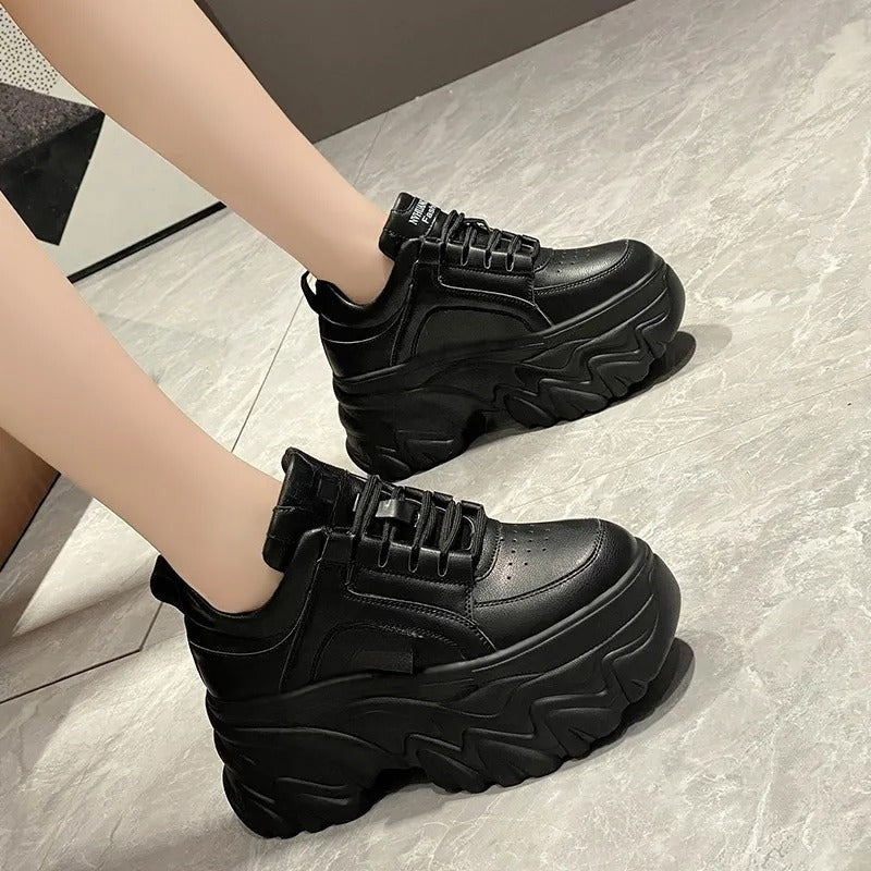 Ella – Chunky sole sneakers with lace-up and round-toe design