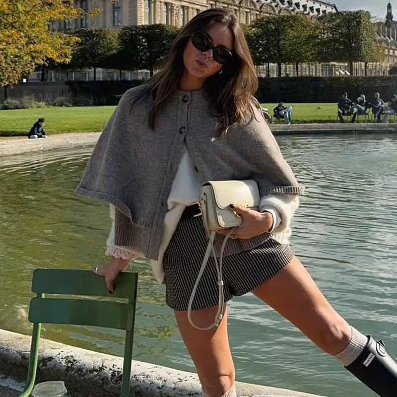 Amelia – Cárdigan con cuello redondo y diseño de cierre de botones