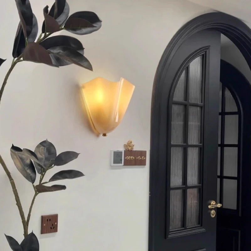 LumaBloom – LED wall lamp with petal design