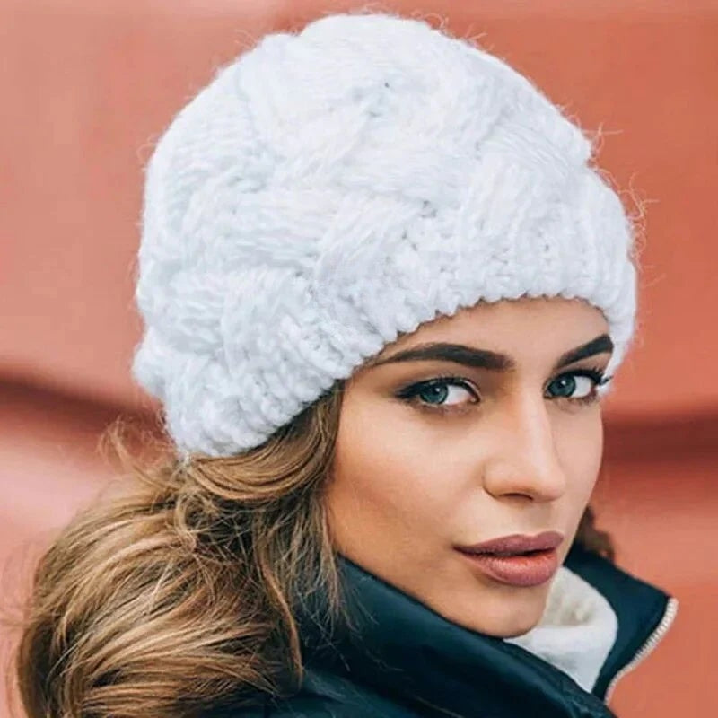 Lily – Round Hat with Zigzag Pattern Design