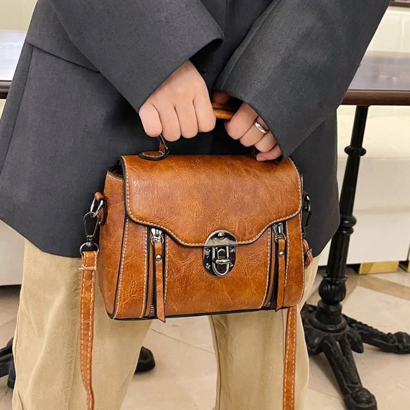 Clara – Shoulder Bag with Handle and Hasp Closure