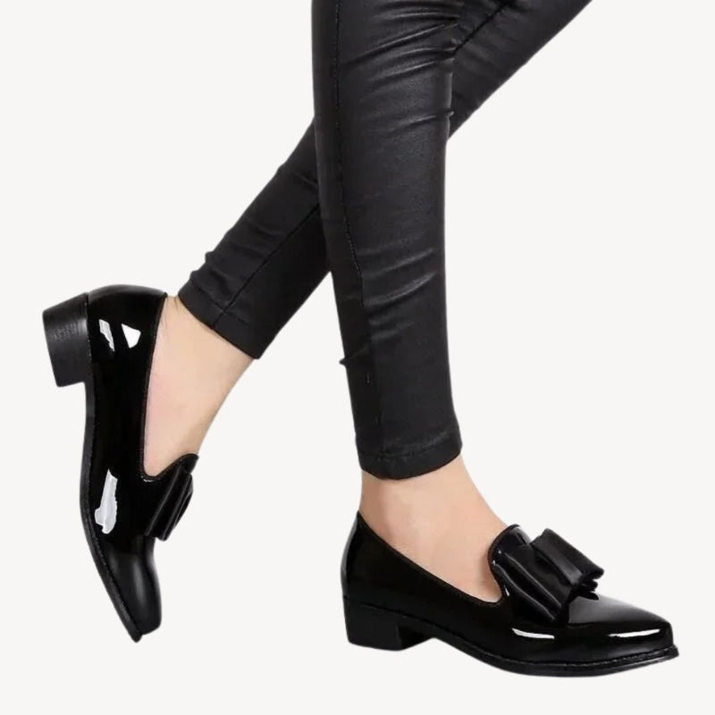 Sarah – Schoenen met Chunky Hak, Strik en Puntige Neus Velani