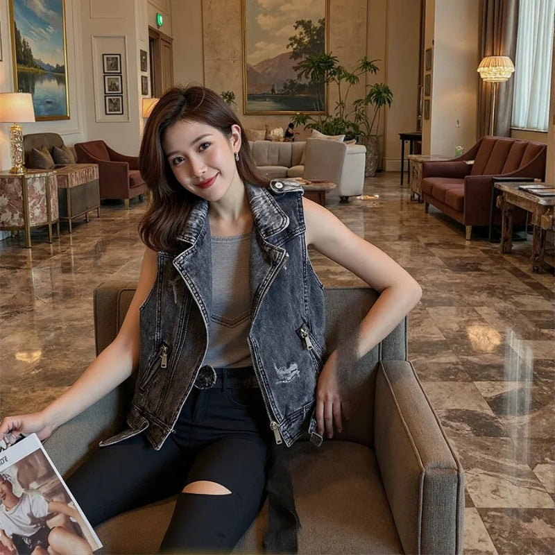 Emma – Sleeveless Vest With Zipper Closure And Lapel Collar