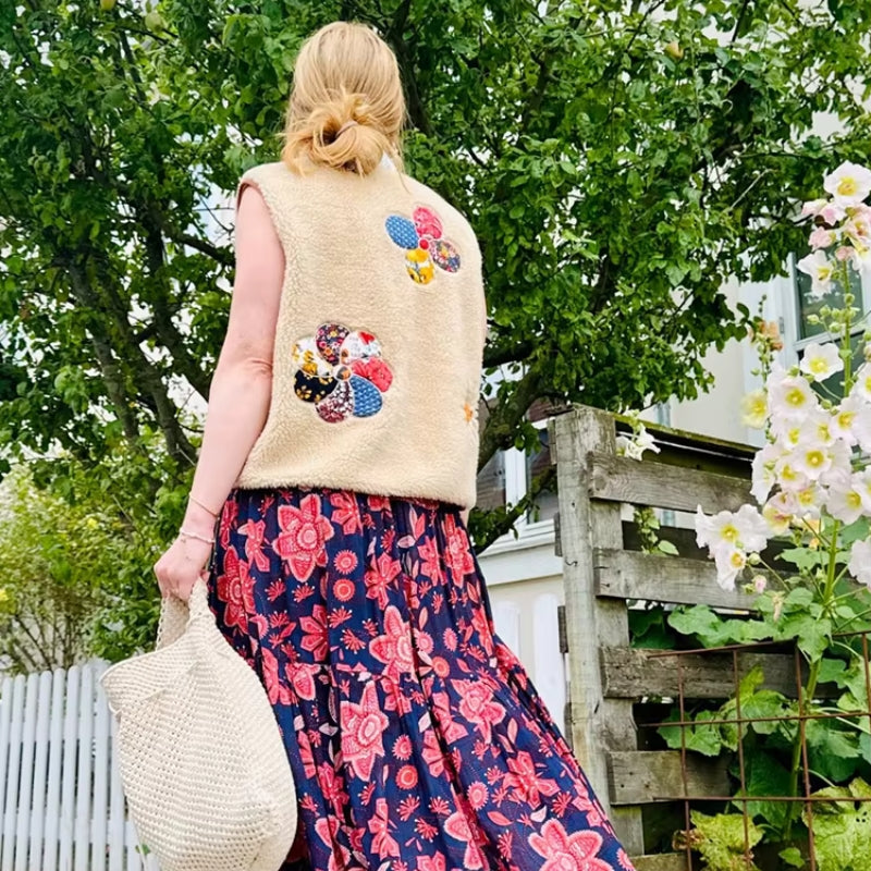 Lily – Sleeveless printed jacket with V neck and pockets